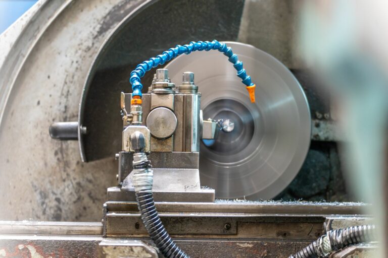 Buriles de Alta Velocidad: Optimización en el Torneado Industrial