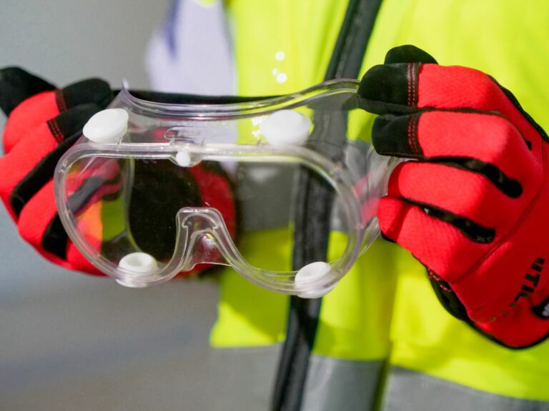 Protección ocular en el trabajo: Prevención de lesiones visuales