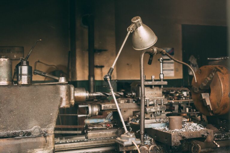 Tornos Universales: Características, Ventajas y Aplicaciones en el Taller Mecánico